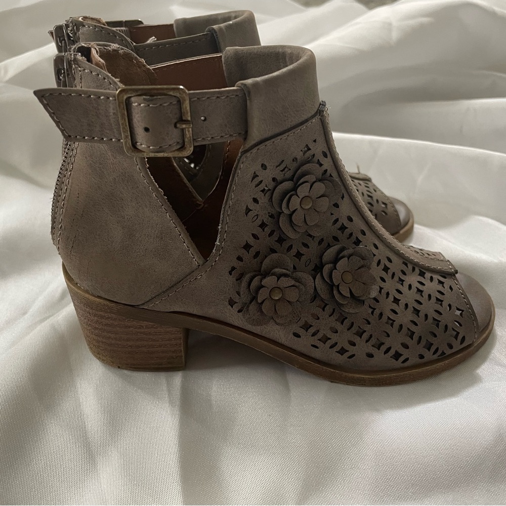 Girls gray sandals with heels